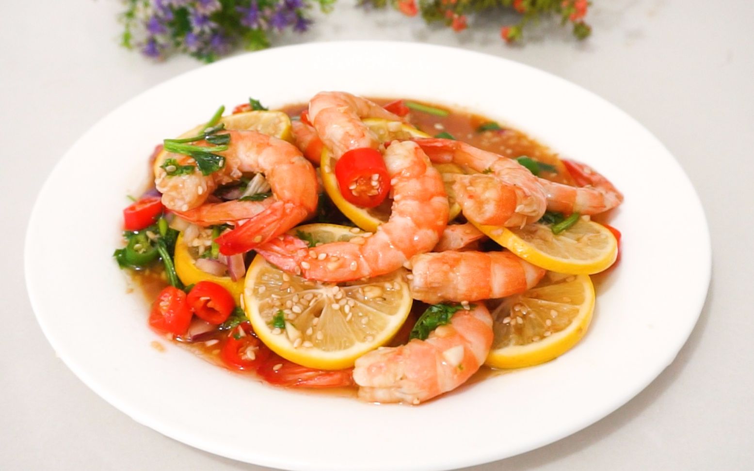 在家自制好看又爽口的酸辣柠檬虾,不用蒸不应炸,好吃还过瘾