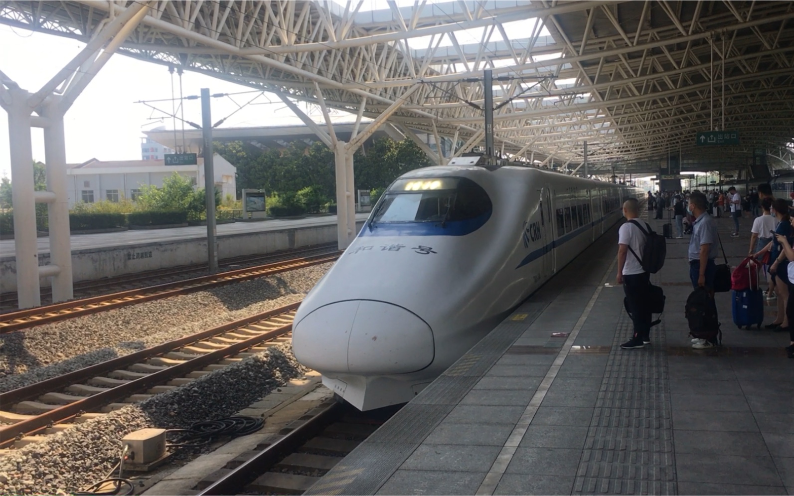 宁启沪通c3859次crh2a-2044进入泰州站2站台