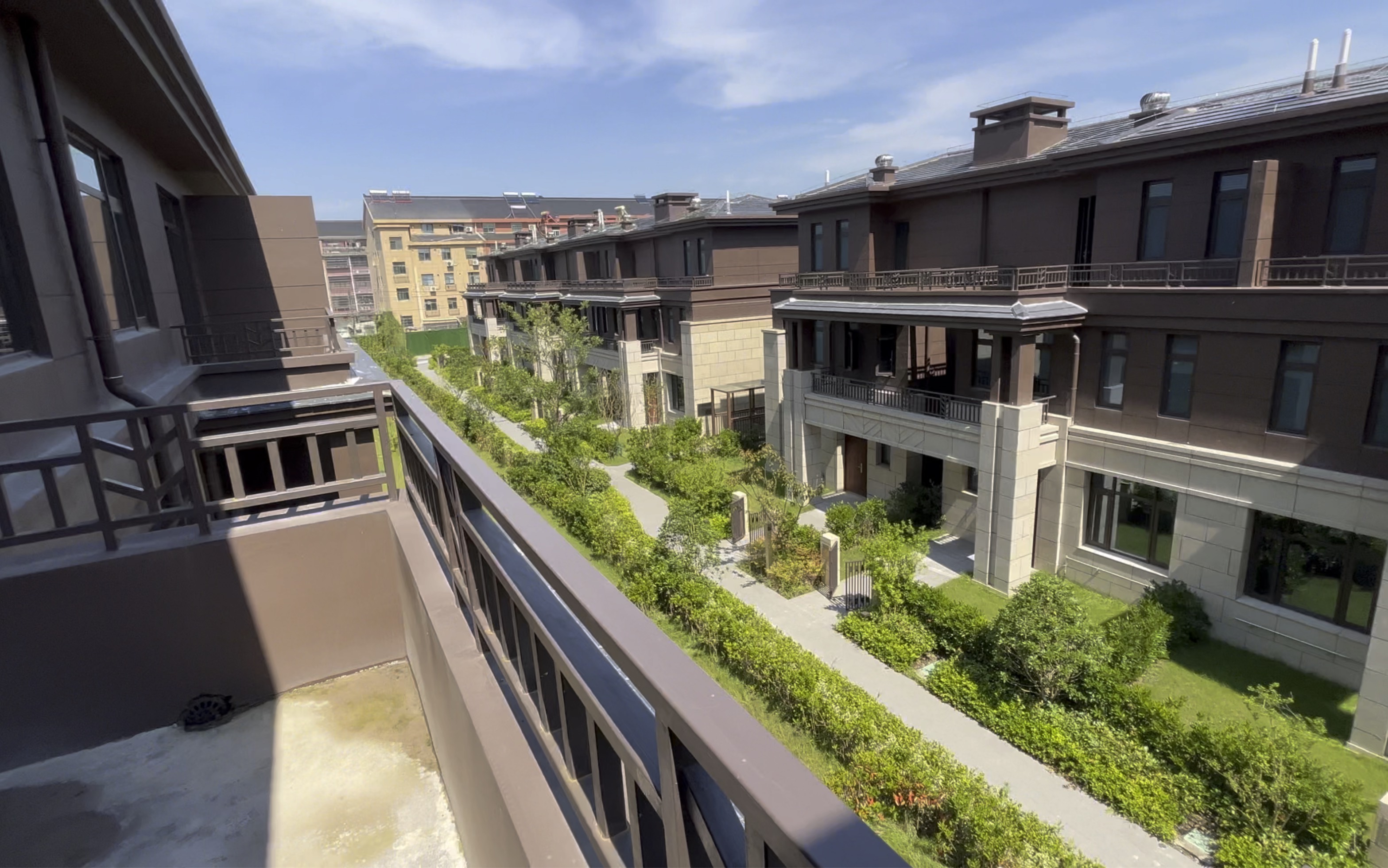 湖州南浔的联排别墅 175平米上下四层 带花园 现房 只需200万 世茂