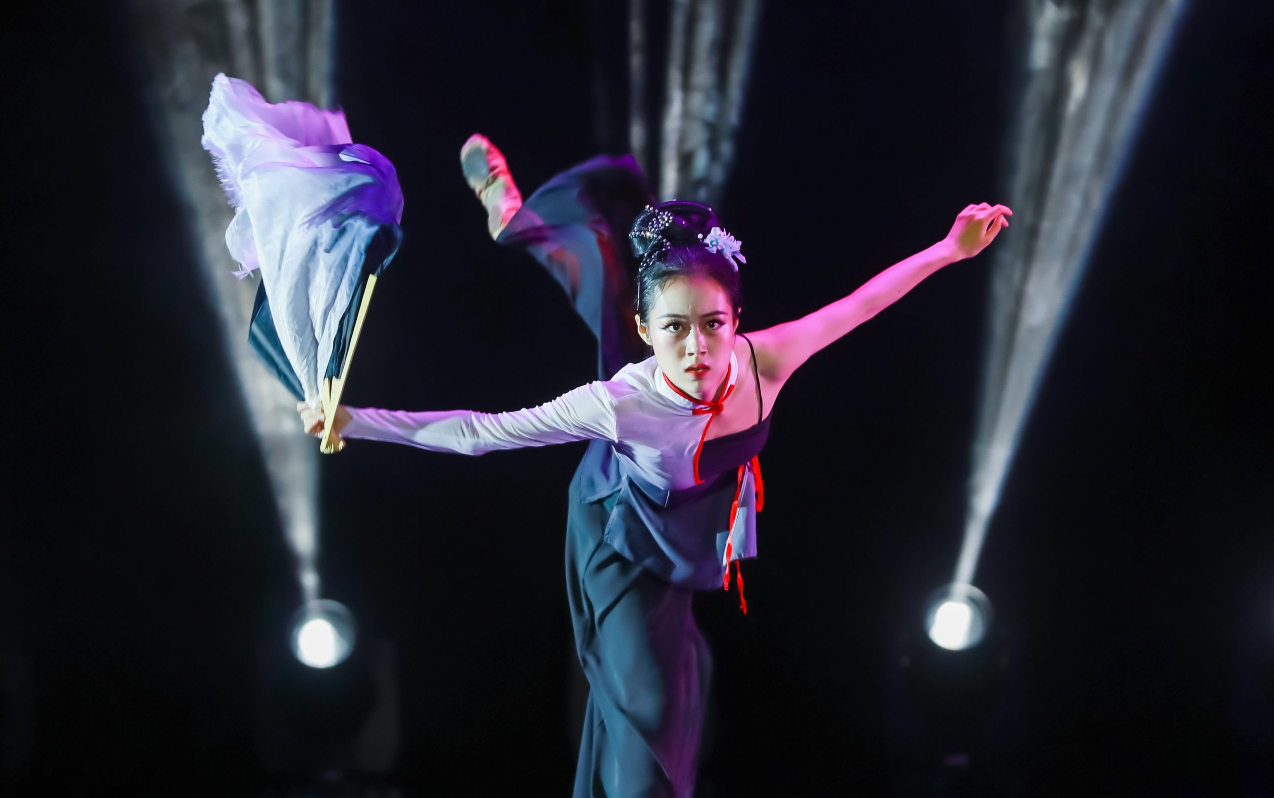 浙大普通学生翻跳王雪柔孤月杳然毕业最后一支舞