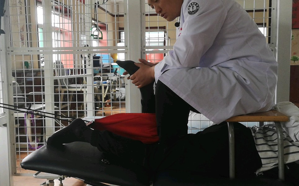 康复师掰腿实战演示细节干货满满值得收藏角度就这么下来了