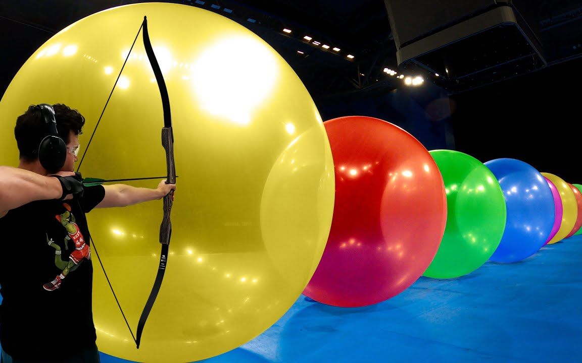 一支拉满的箭能射穿多少只巨型气球?国外奇葩气球挑战,画面太美!