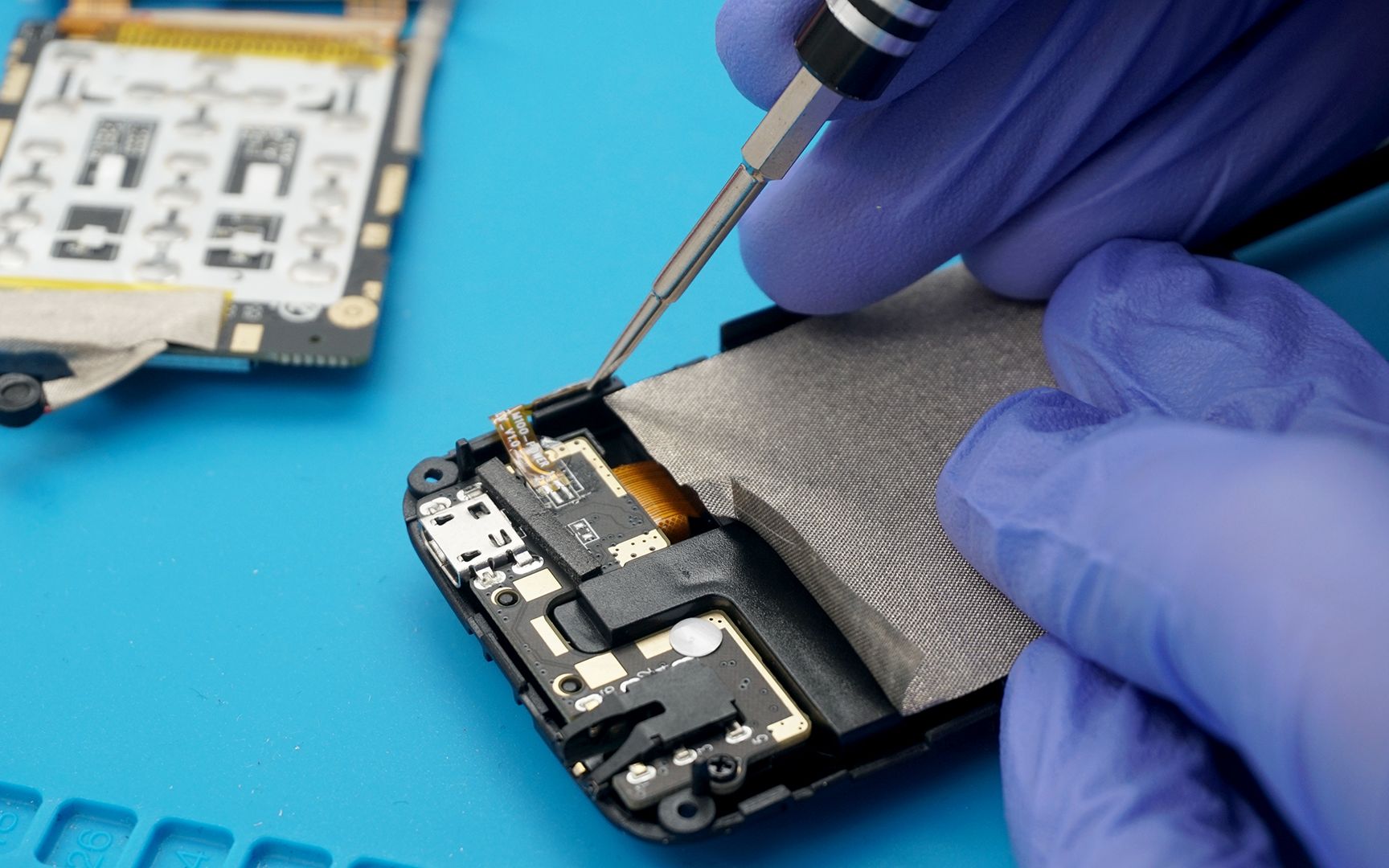 「爱61拆」山寨诺基亚8110拆解:50块钱的手机里面长啥样?