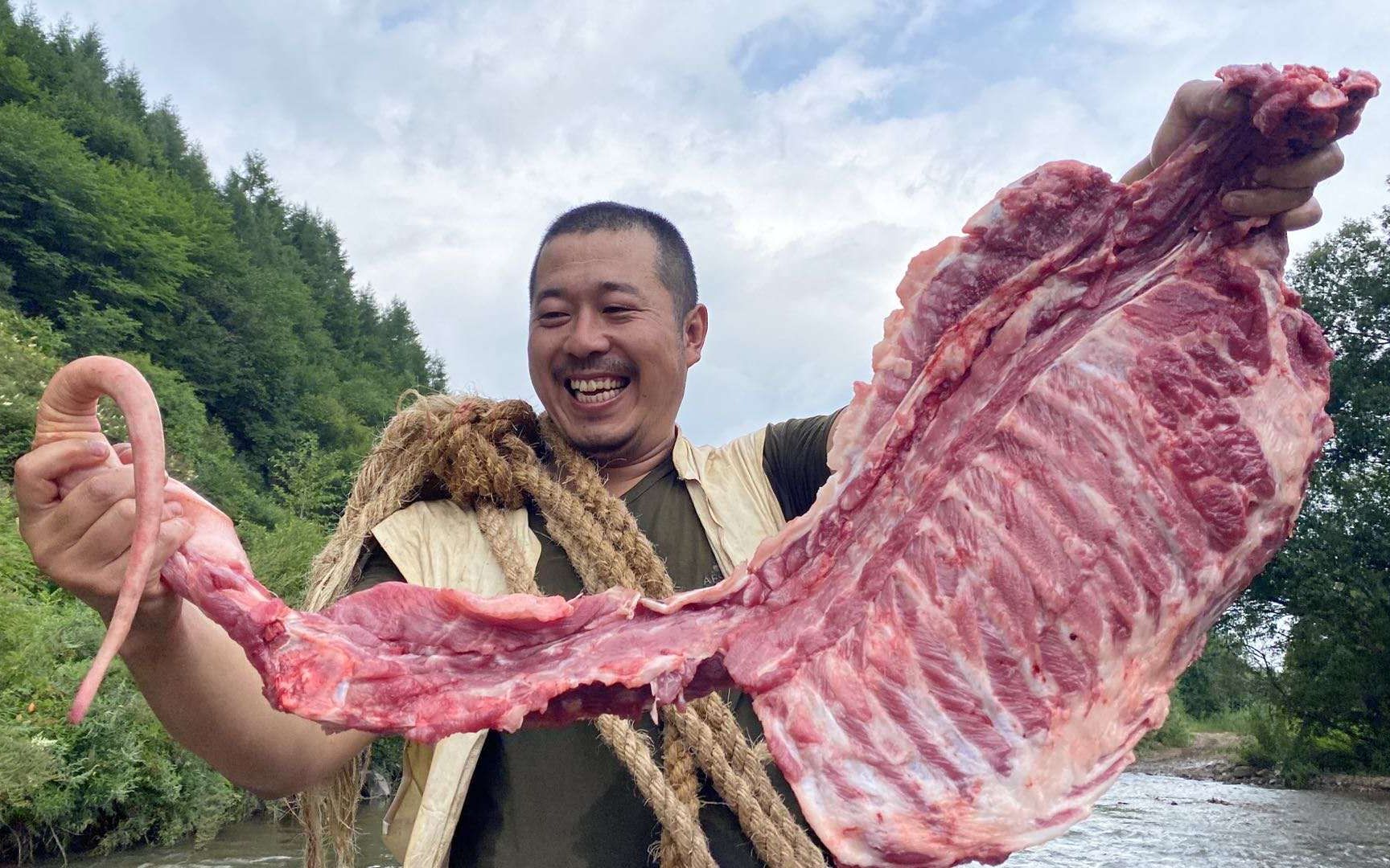 [图]骑马穿越长白山，秘制铁锅排骨，配上炭火玉米，品味舌尖上的秋天