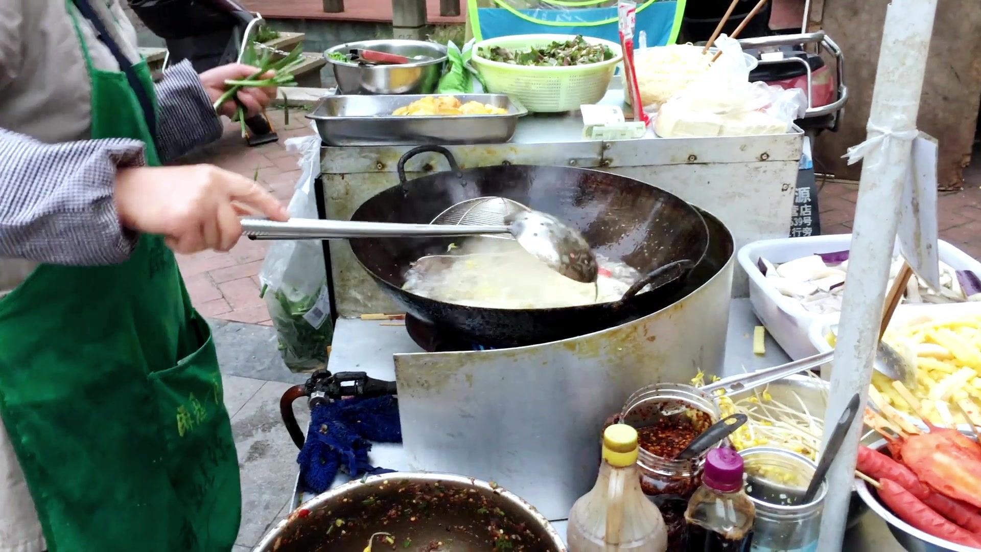 非常不知名的四川街边美食,几块钱一份,不要只知道四川火锅,还要试试这个哔哩哔哩bilibili