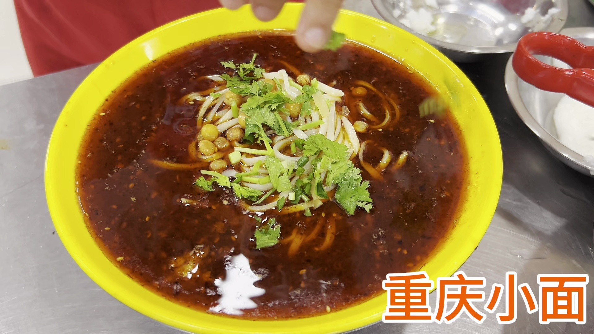 重庆正宗小面熬汤的做法(重庆小面汤料是怎么样了做出来的)