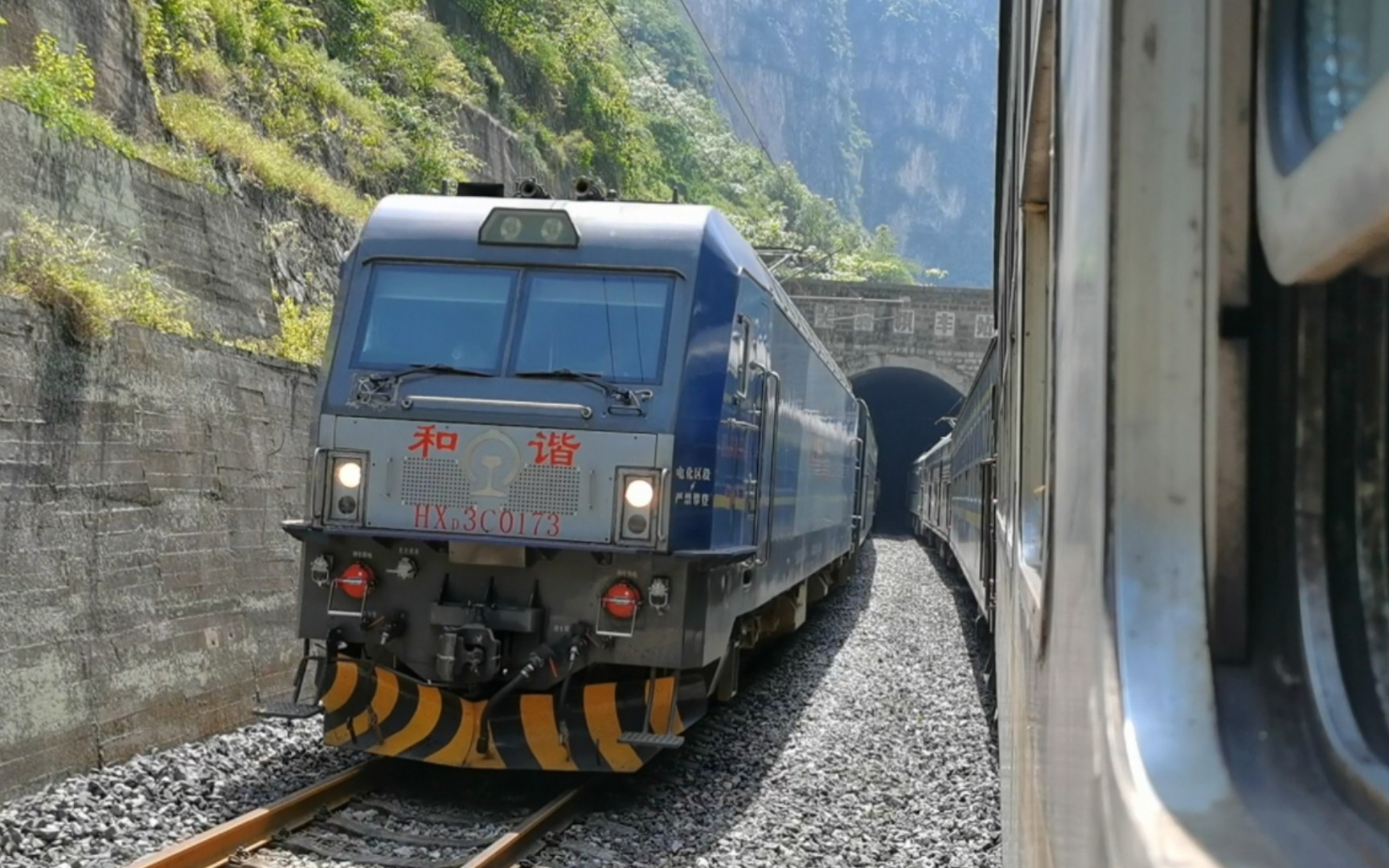 【成昆铁路】成局成段hxd3c0173牵引t8869次(成都南——攀枝花南)通过
