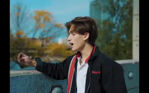 Скачать видео: 【Johnny Orlando】我的新歌视觉色彩之红——《Adelaide》