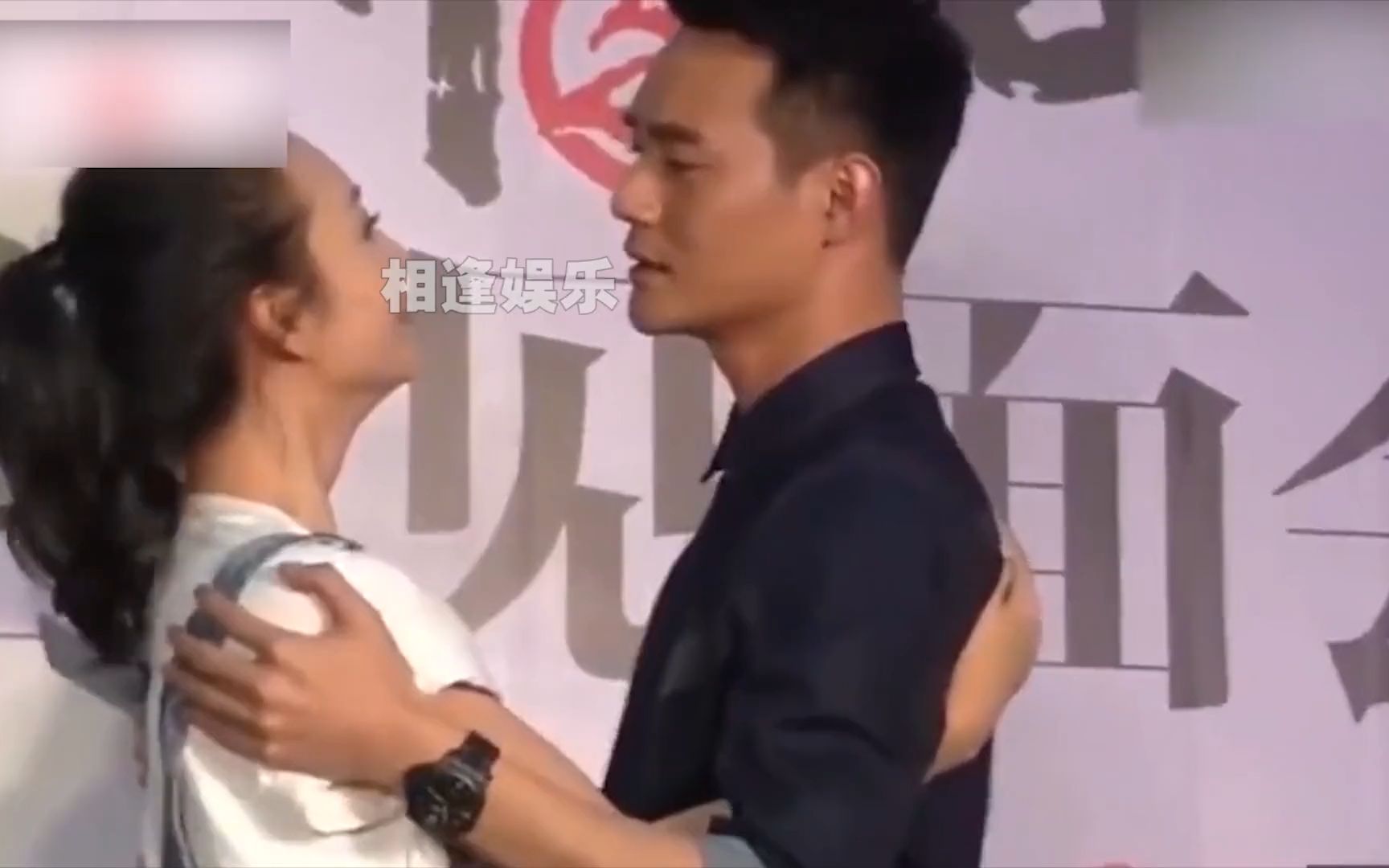 王鸥整个扑进王凯怀里,请注意王凯下意识举动?喜欢是装不出来的