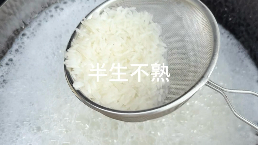 碳水的快乐必须是土豆焖饭！暑假带娃来看大漠孤烟啦，感受一下天地辽阔，每天两眼一睁就是挖，是他这个爱挖沙星人的快乐星球啦