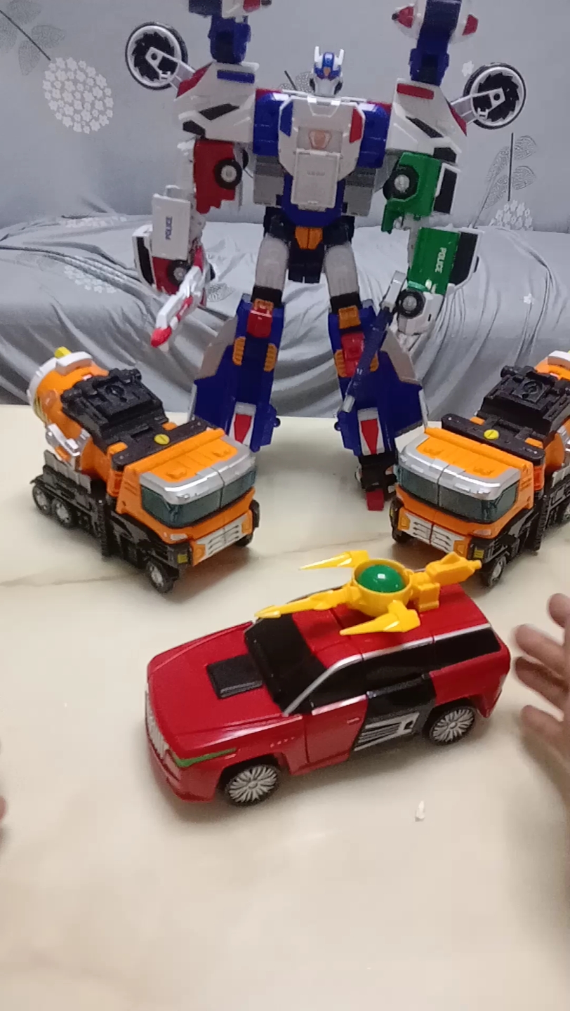 韩国咖宝车神第十二季元珠系列的红色机器人.