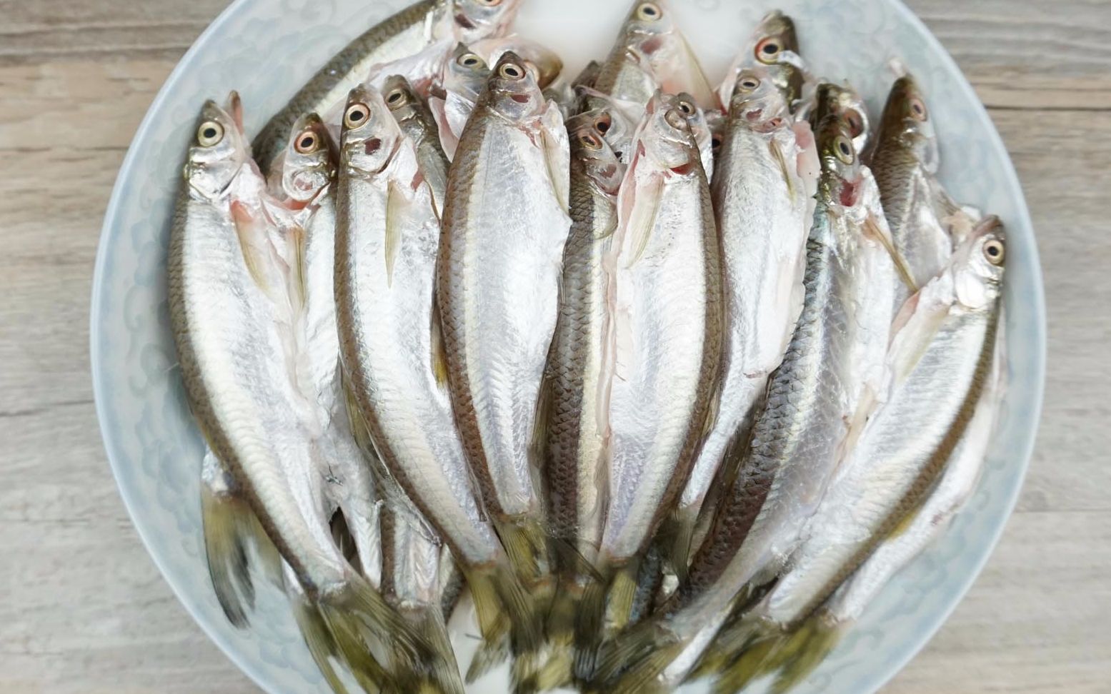 从菜市场买回来的白条鱼,煎的焦黄,再炖一会儿,吃一口满口留香_哔哩