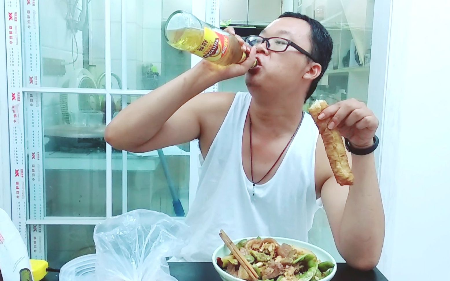 一碗肉片炒芸豆,2斤油条,配一头蒜,小伙大口吃肉喝酒,真过瘾_哔哩哔哩