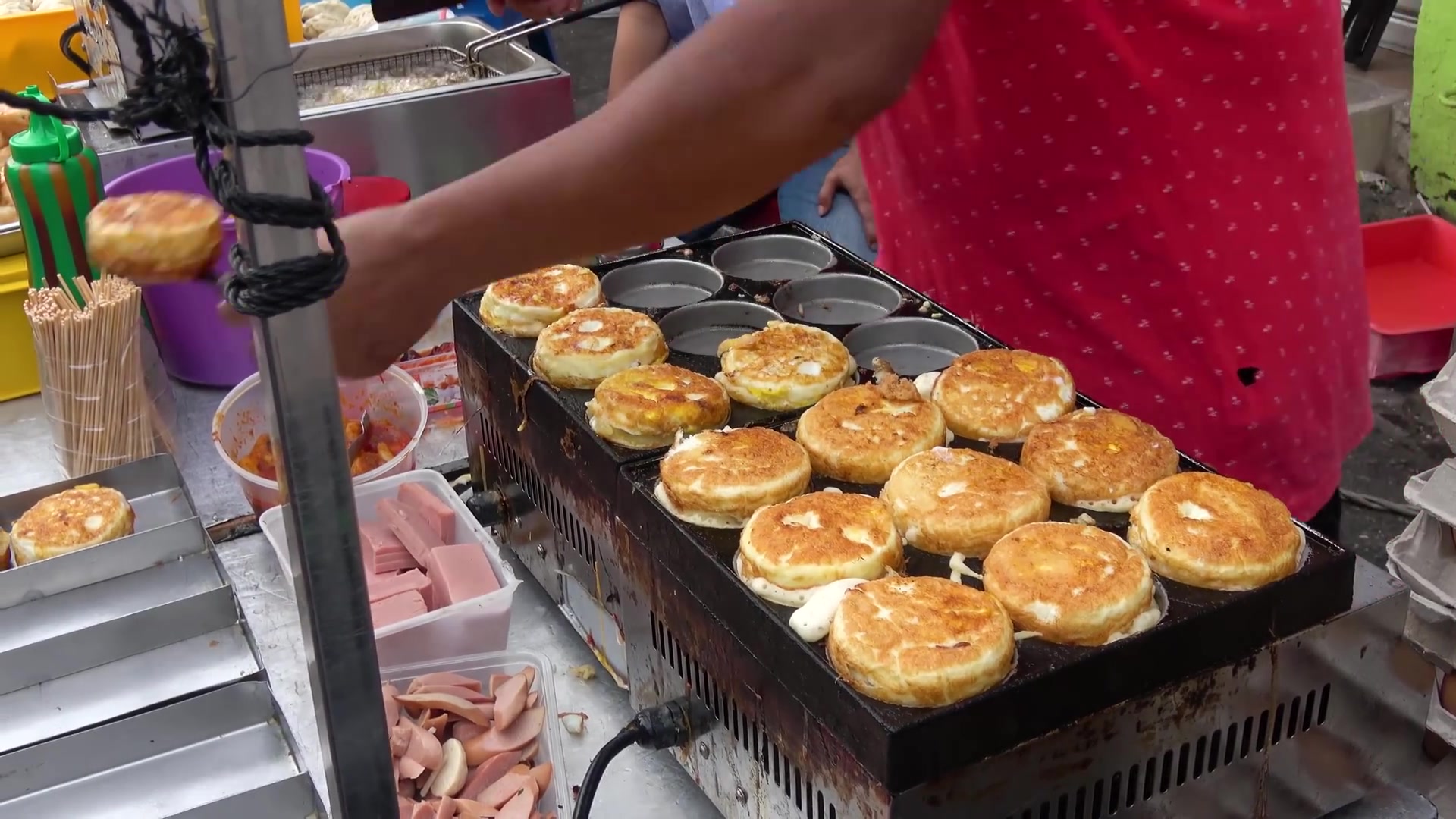 马来西亚街头小吃:炸雪糕,第一次见很神奇