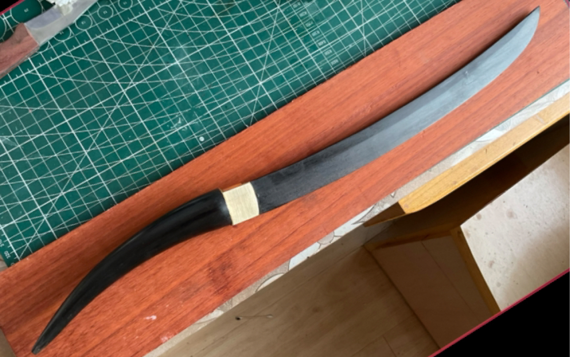 一把形状奇特的牛角小刀哈哈