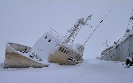 [图]废土探险：雪天探索废军车坟场和废弃船坞