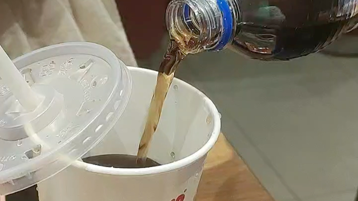 在汉堡王把百事可乐倒进可口可乐的杯子里