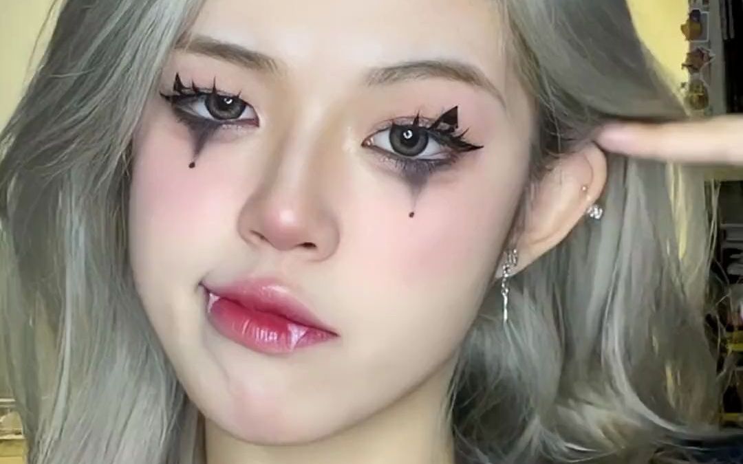 有手就会的万圣节小恶魔妆容教程来啦,根本不会翻车!