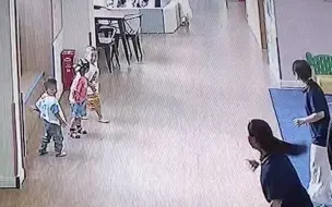 Скачать видео: 地震瞬间幼儿园老师第一时间冲向孩子，一人抱起俩孩躲避 老师：没有想太多，能多抱一个是一个 孩子安全是最重要的！