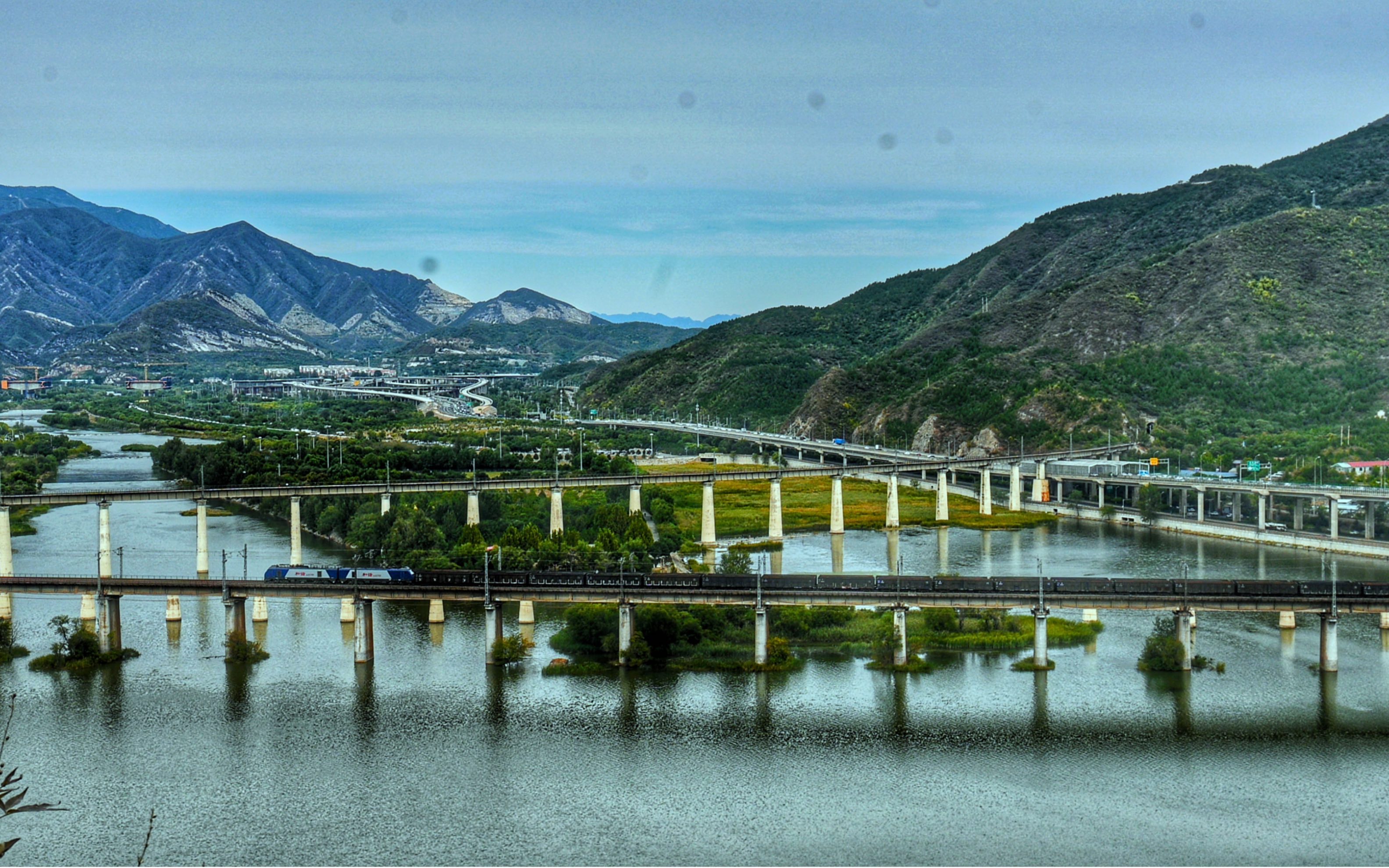 【中国铁路】23543次列尾附挂回送车底 通过丰沙铁路一号桥