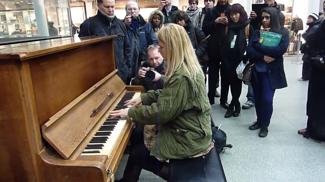 巴黎火车站钢琴演奏图片