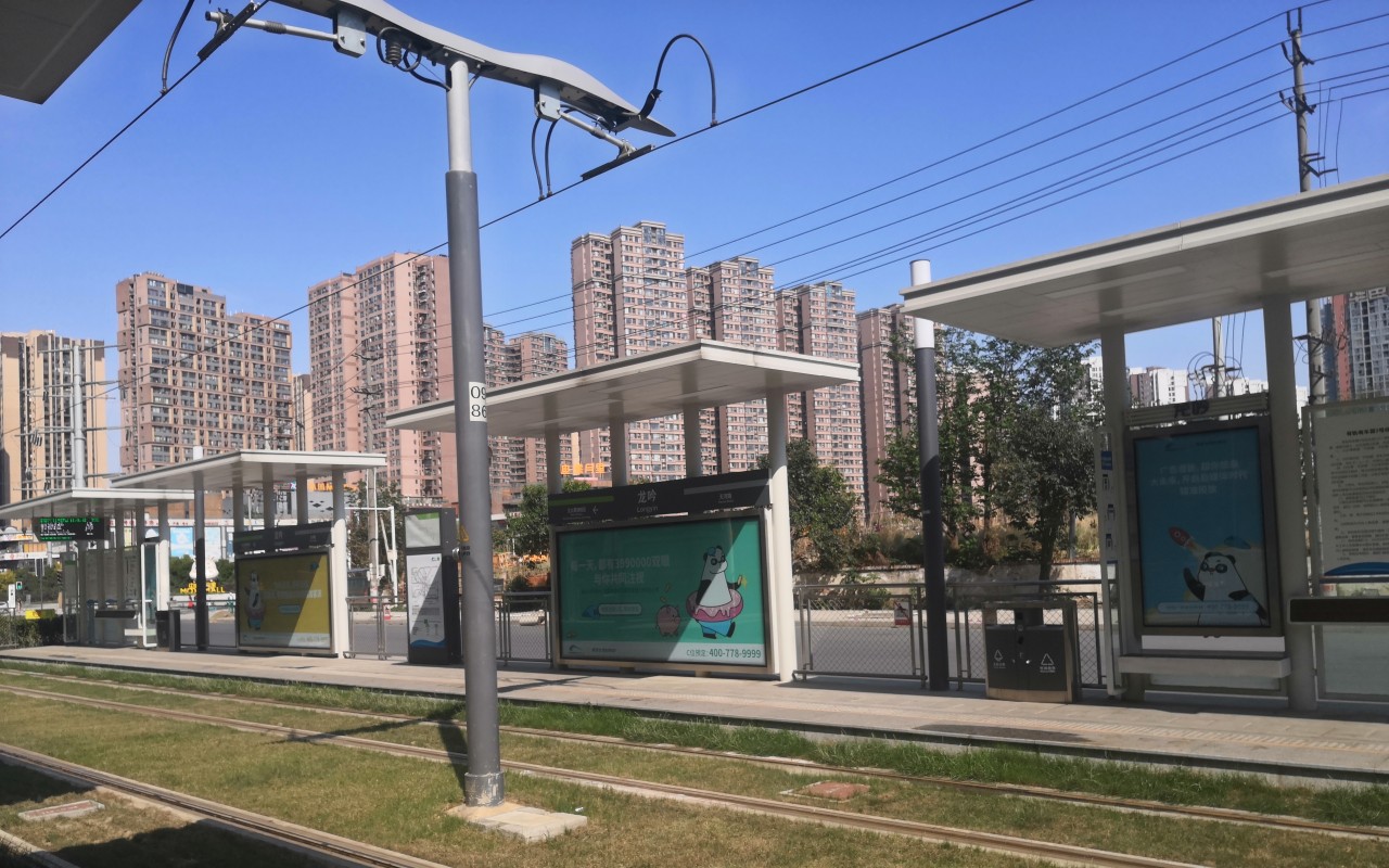 成都郫都区天河路接驳有轨电车 到龙吟 仁和方向 马路上穿梭能看风景