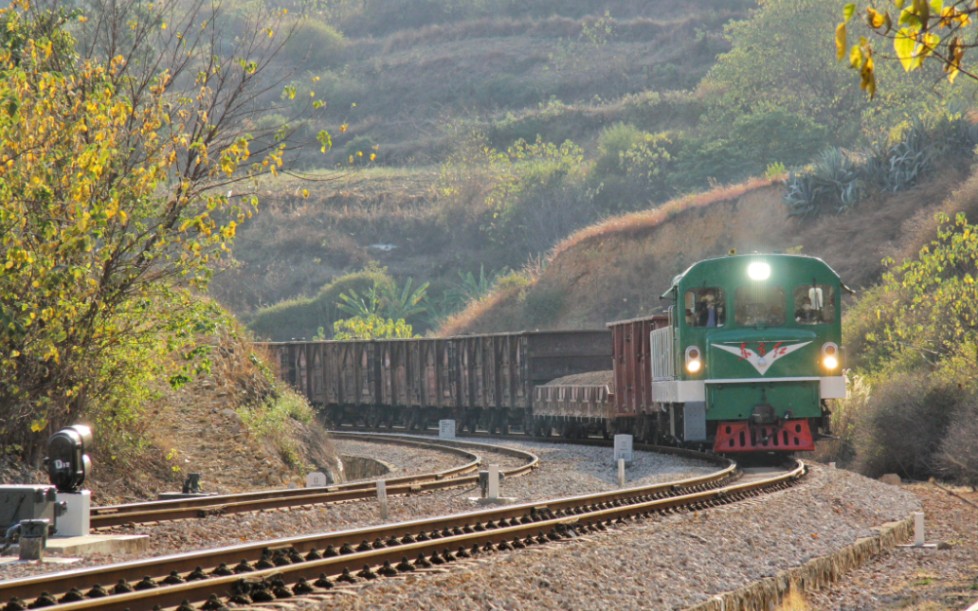 【中国铁道】昆河铁路-米轨货车49016次接近十里村车站