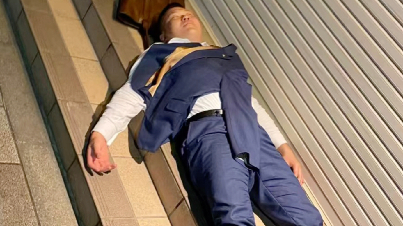 醉酒的正装大叔躺在街头