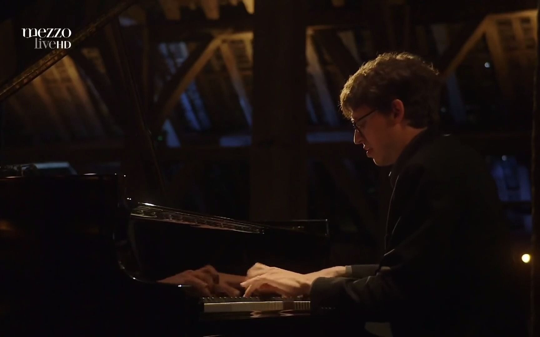 [图]Lucas Debargue performing Ravel Gaspard de la Nuit