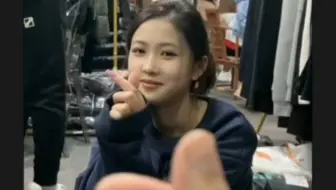 爱画画的的子衿和老板娘跟二舅卖衣服