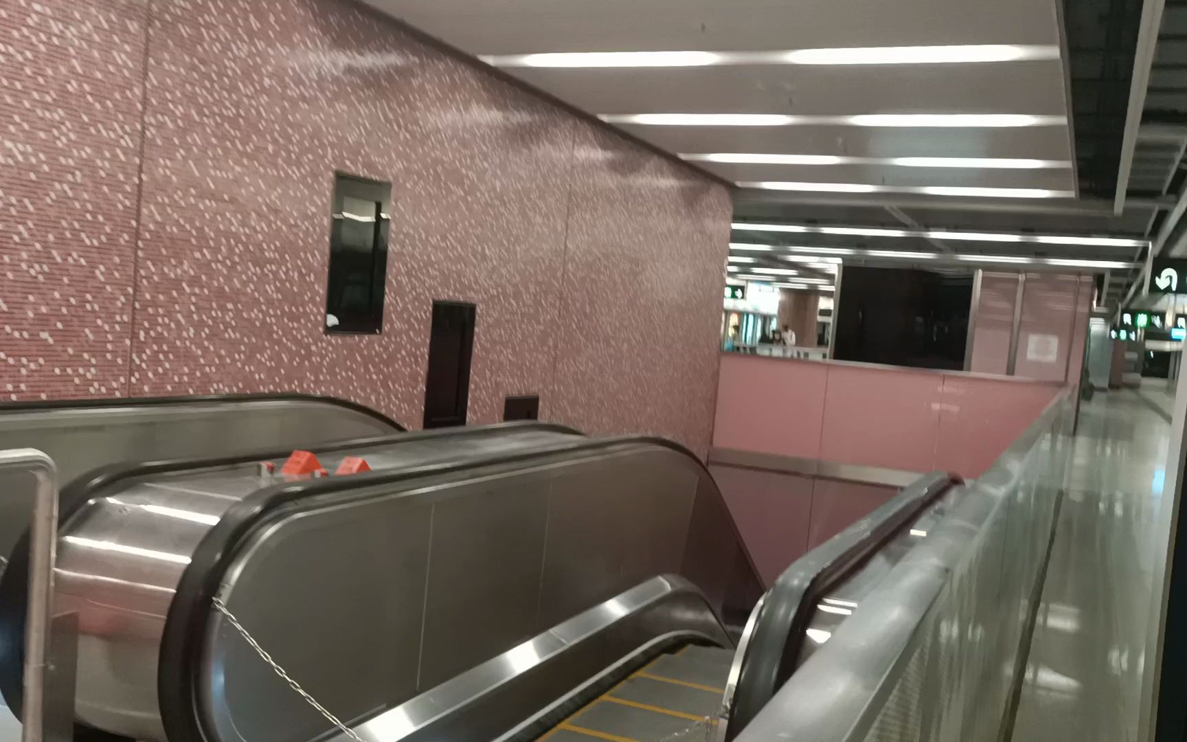 港铁红磡站通往东铁线过海段月台的扶手电梯进行测试_哔哩哔哩_bili