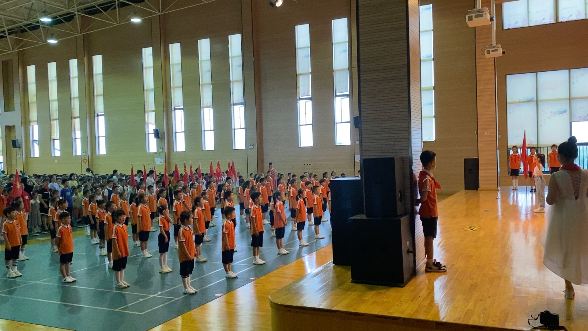 [图]看小学生入少先队员 居然在歌声中 泪崩了