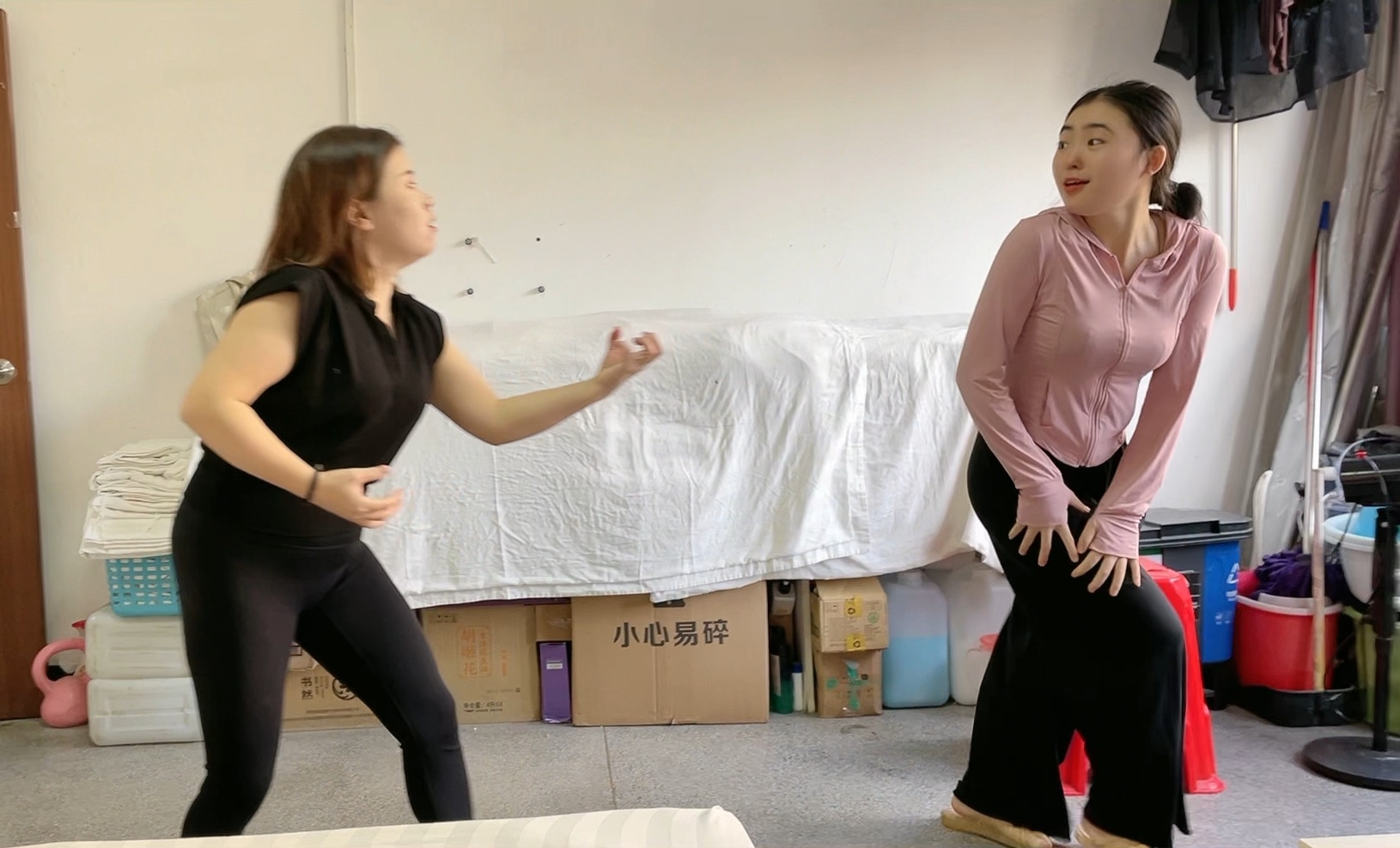 母女俩切磋防狼术,结果老妈一招釜底抽薪,直接把女儿吓傻眼