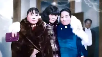 Video herunterladen: 1930年，于凤至搂住宋美龄姐妹的肩膀拍照，不得不说，她有点狂妄