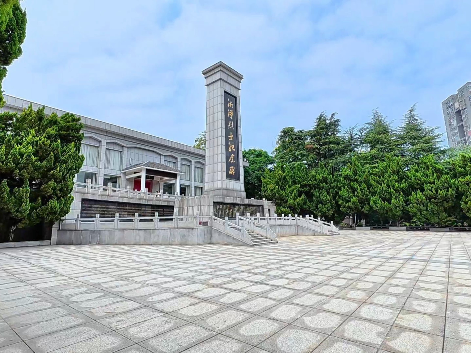 走进烈士陵园