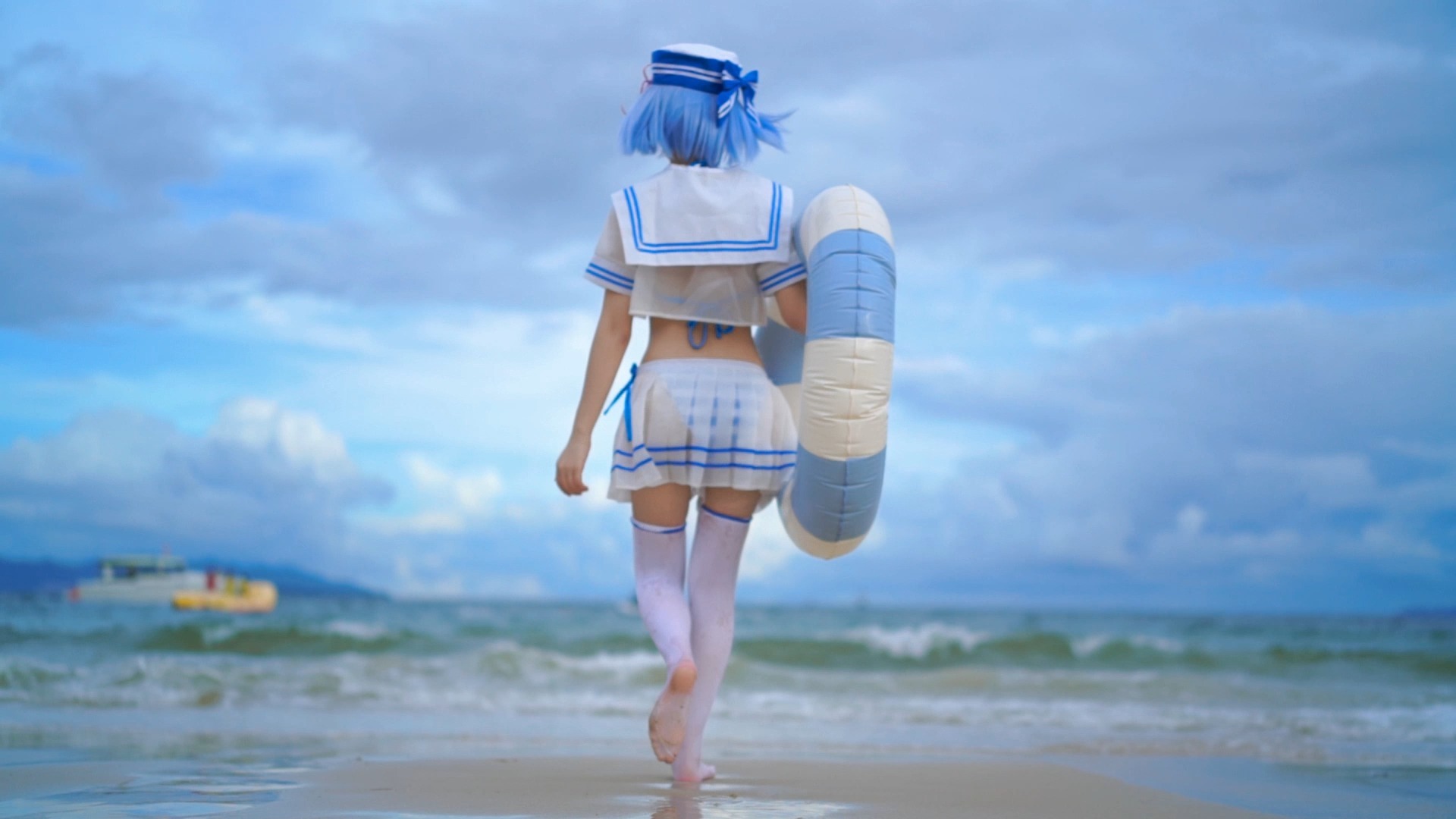 海边泳装雷姆!海风掀裙摆的瞬间,我直接原地心动暴击!