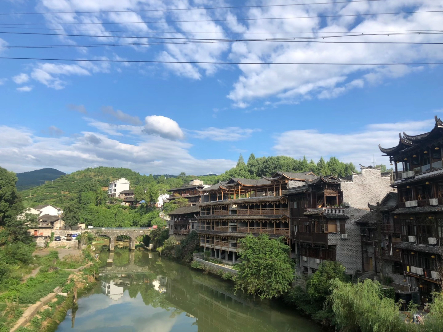 江南古鎮芙蓉鎮美曰掛在瀑布上的小鎮