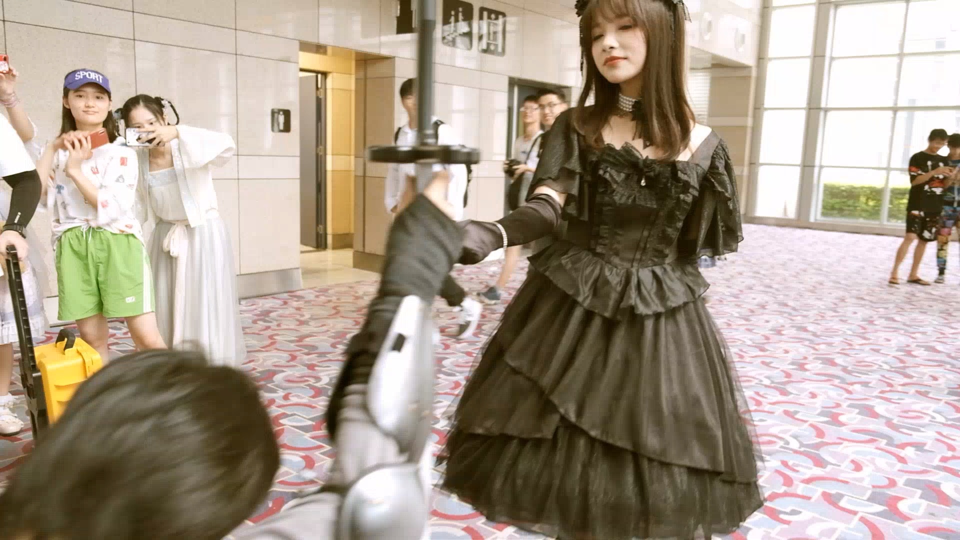 awsl 逛漫展偶遇谢安然 你看神仙居然对我笑了!还伸手了!