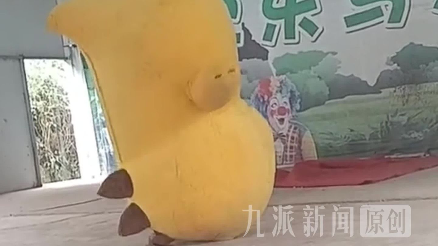 无声奶龙玩偶表演刷屏全网，参演者回应无声表演视频走红：观众花了钱，我们不能敷衍