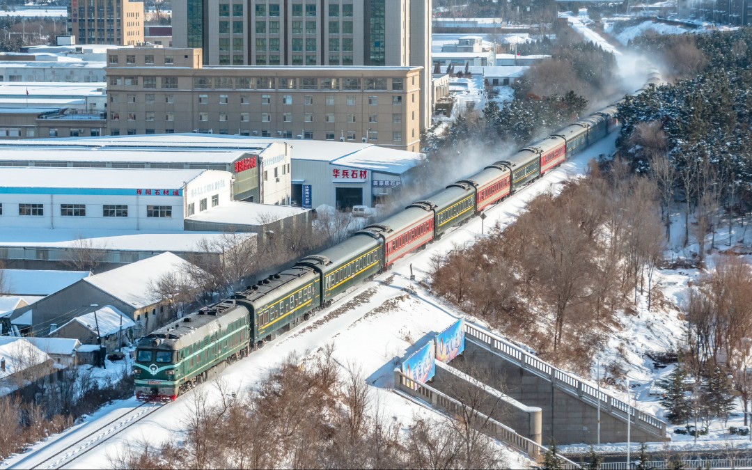 【桃威铁路雪国列车】车底更换前仍有原色的K411次踏雪通过接近威海南站(北京—威海)哔哩哔哩bilibili