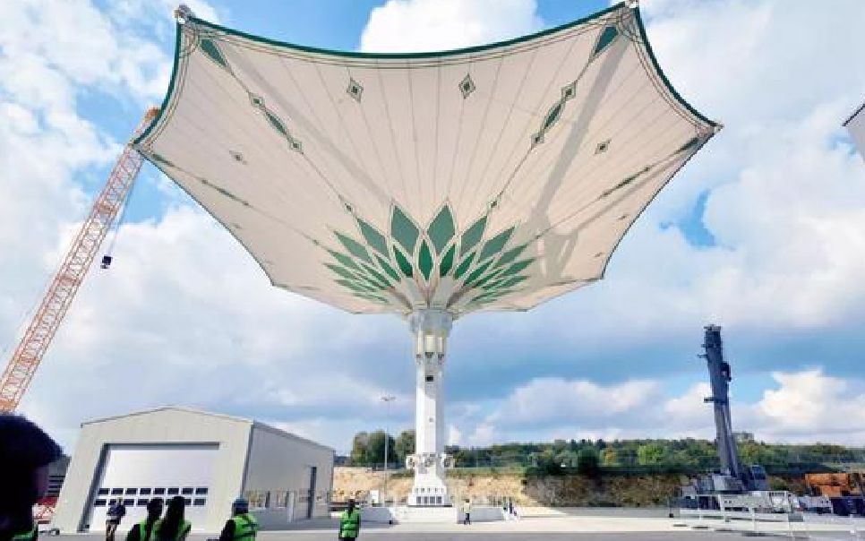 德国人打造巨型遮阳伞,高达40米,打开有半个足球场大