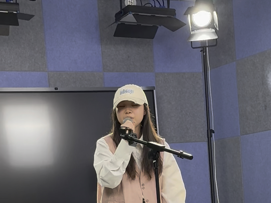 女大翻唱黄霄云打开,痛苦面具说出就出