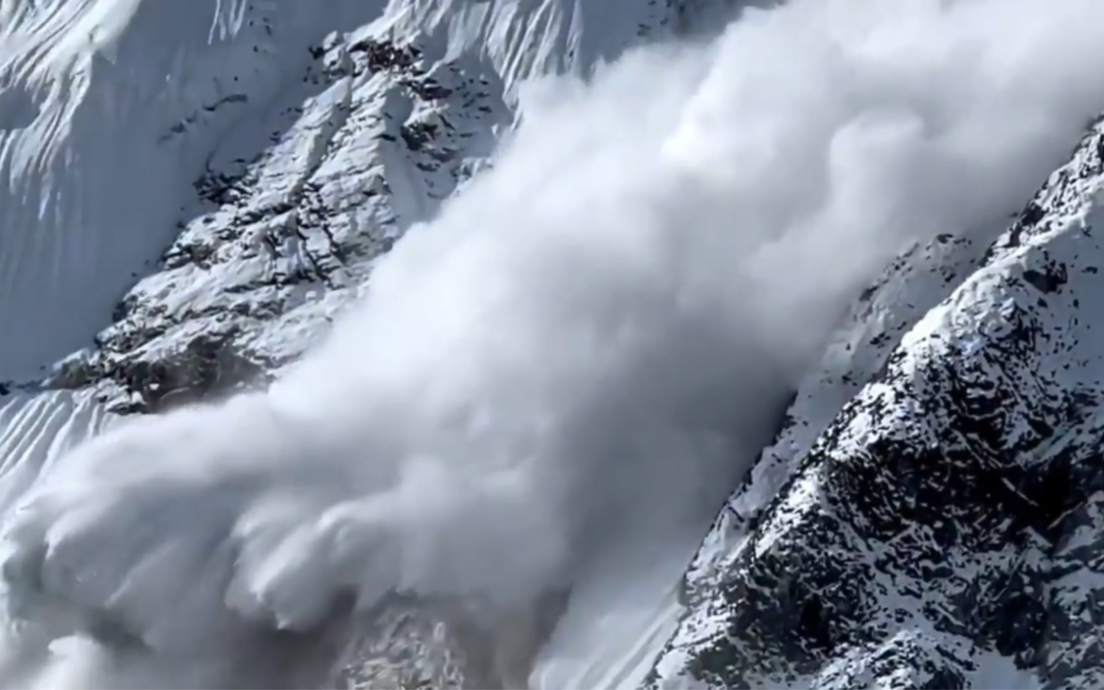 9月26日马纳斯鲁雪崩及救援现场雪崩发生在四号营地下方,当时夏尔巴们