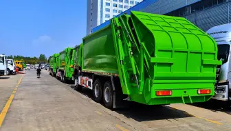 重汽豪沃后八轮340马力出口压缩垃圾车