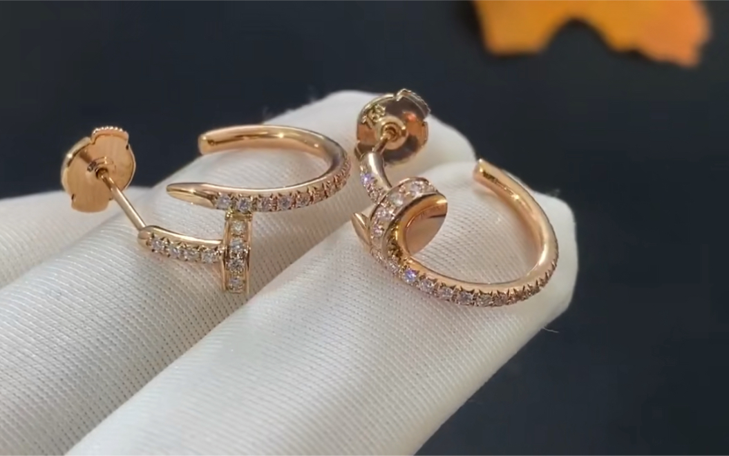 耳饰:钉子卡地亚耳钉