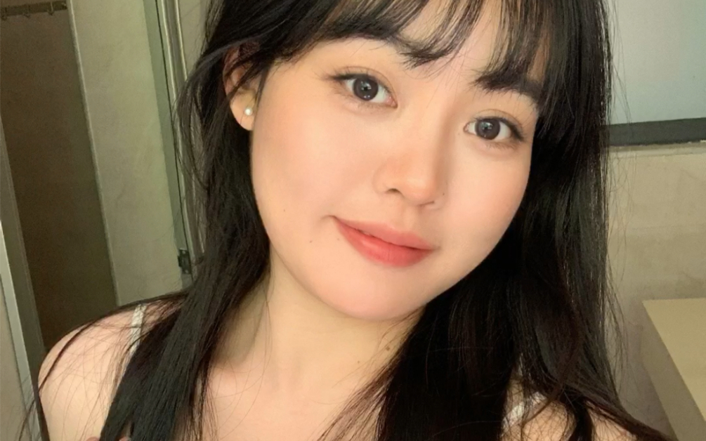 当代女大学生宿舍自拍