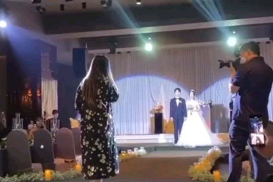 [图]【丁辉人】在朋友婚礼献唱祝歌的辉人