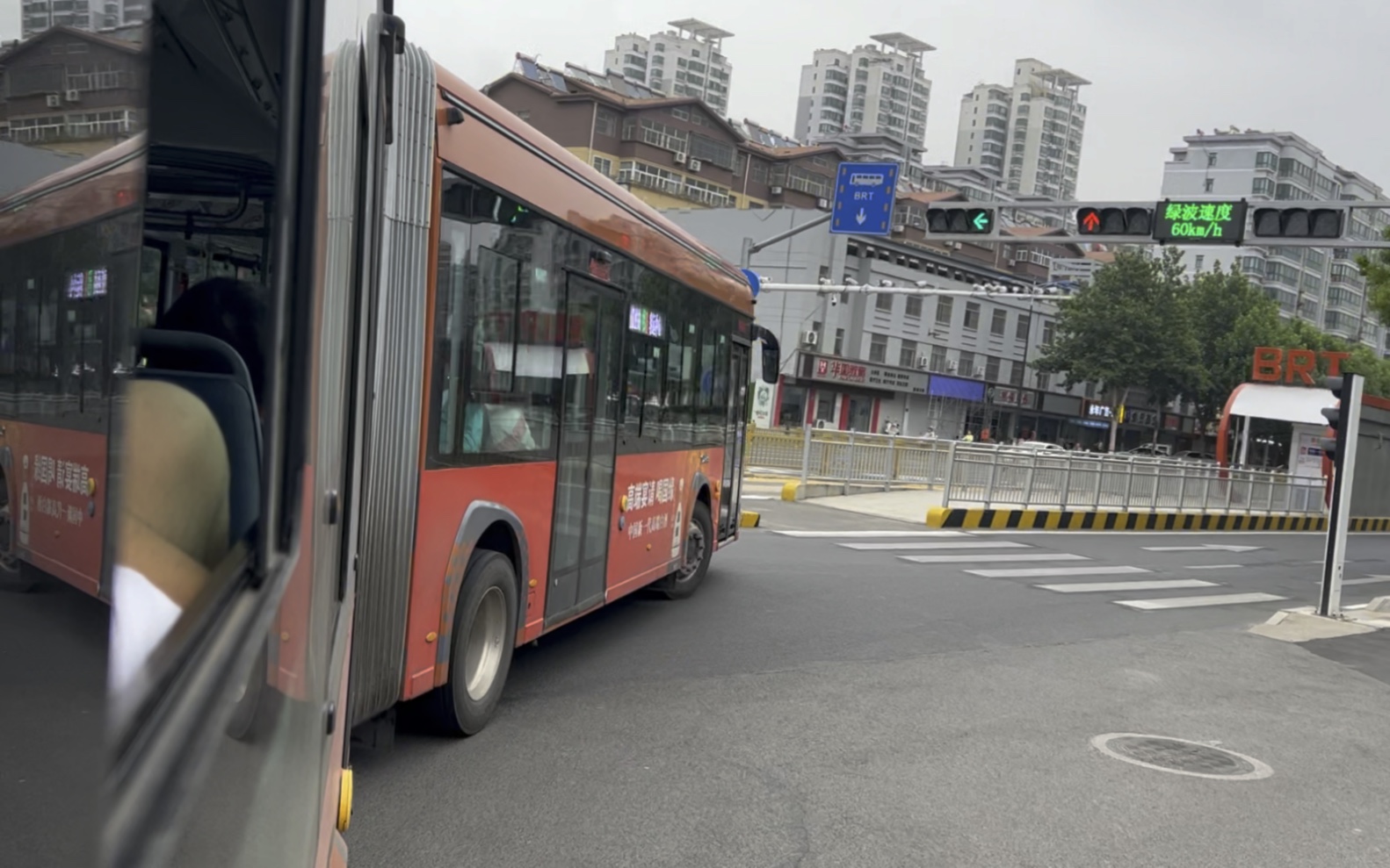 金龙扭腰,侧窗视角 |枣庄快速公交 厦门金龙xmq6180agbevl1 泰山路转