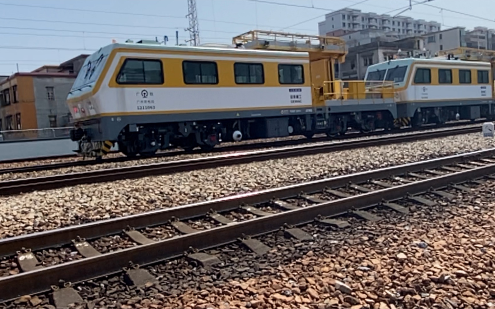 下行双机金鹰工程车通过k2197746小桥