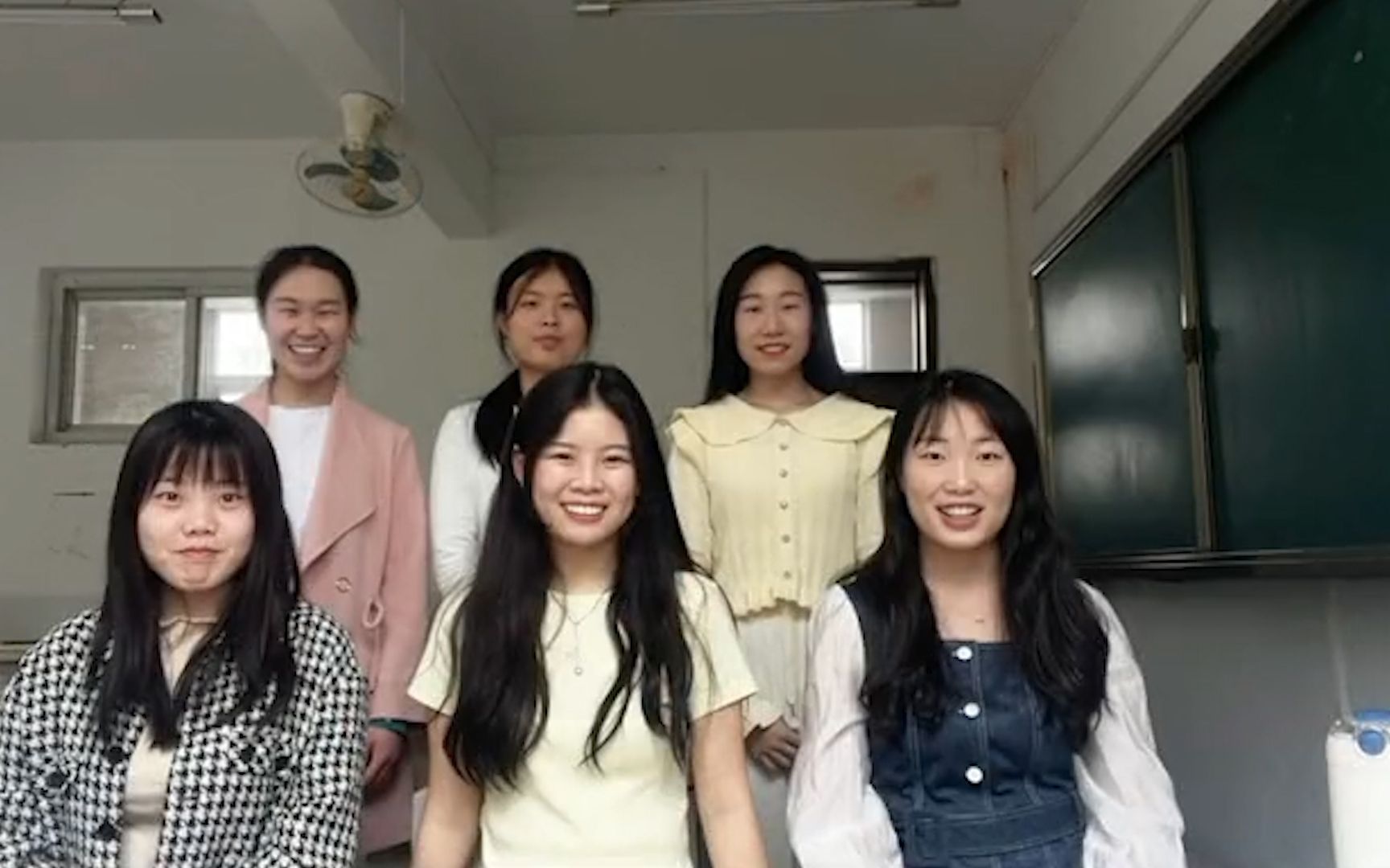 毕业季拍最后一次宿舍合照看着室友渐渐离开女孩顿时泪如雨下